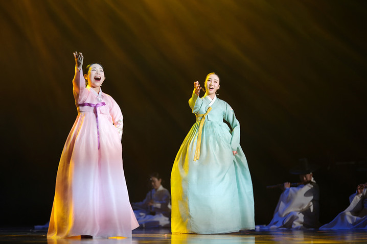 2025年5月12日，江苏省南通市，韩国国立国乐院的演员在表演农乐和小鼓舞综合节目。