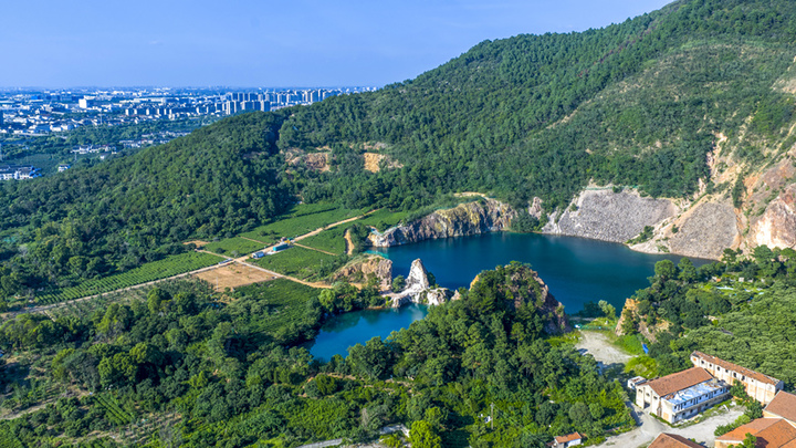 2025年8月17日，江苏苏州，树山生态村“翡翠湖”因富含矿物元素，湖水在阳光照射下呈梦幻蓝绿渐变色，宛如巨型翡翠，吸引众多市民游客游玩消暑。