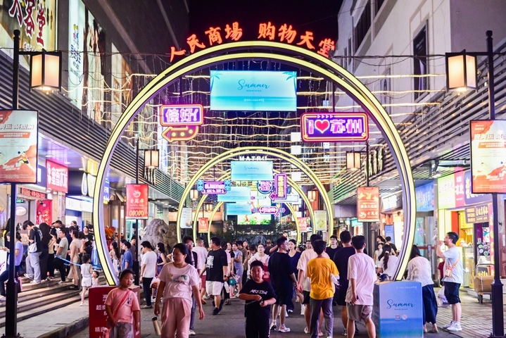 2025年8月19日，江苏苏州，观前街人头攒动，大批市民和游客前来夜游、夜食、夜购，感受繁华市井的夜生活。管钰楠/IC photo