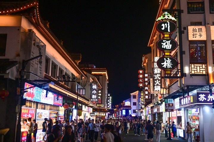 2025年8月19日，江苏苏州，观前街人头攒动，大批市民和游客前来夜游、夜食、夜购，感受繁华市井的夜生活。