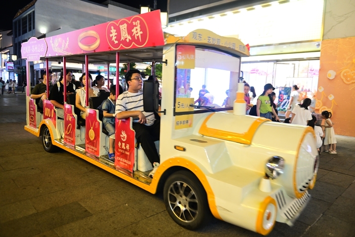 2025年8月19日，江苏苏州，观前街人头攒动，大批市民和游客前来夜游、夜食、夜购，感受繁华市井的夜生活。