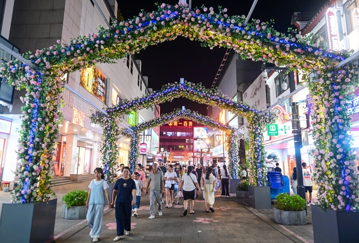 2025年8月19日，江苏苏州，观前街人头攒动，大批市民和游客前来夜游、夜食、夜购，感受繁华市井的夜生活。