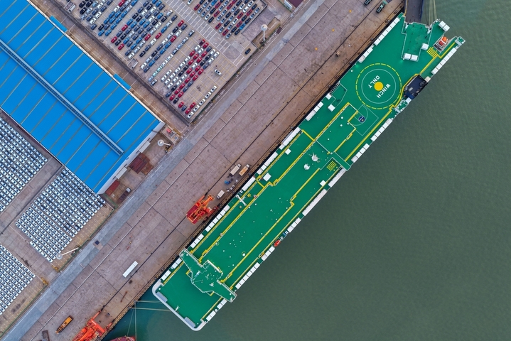 2025年8月19日，一艘大型滚装船靠泊连云港港口东方港务分公司汽车出口码头。