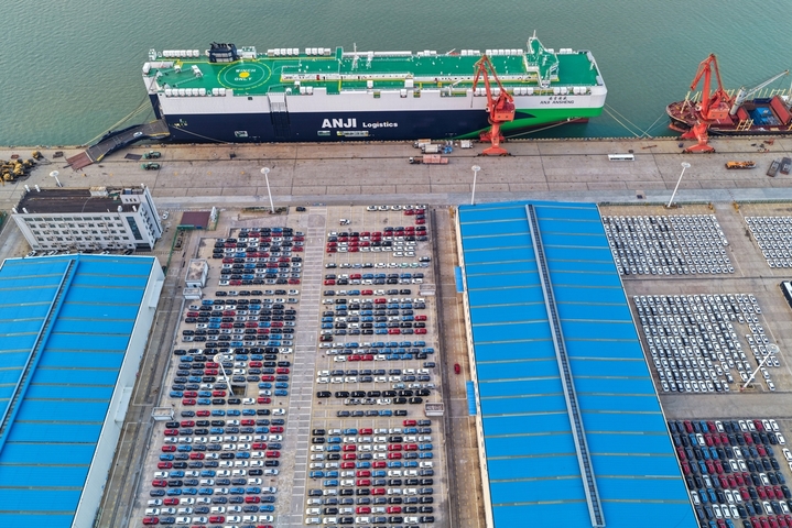 2025年8月19日，一艘大型滚装船靠泊连云港港口东方港务分公司汽车出口码头。IC photo