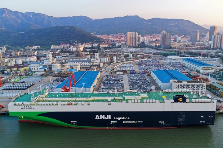 2025年8月19日，一艘大型滚装船靠泊连云港港口东方港务分公司汽车出口码头。