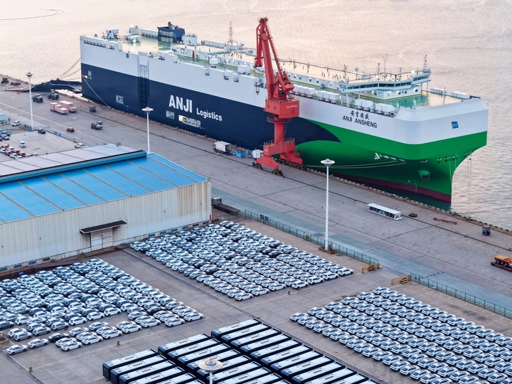 2025年8月19日，一艘大型滚装船靠泊连云港港口东方港务分公司汽车出口码头。