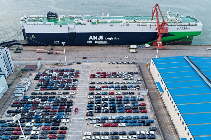 2025年8月19日，一艘大型滚装船靠泊连云港港口东方港务分公司汽车出口码头。