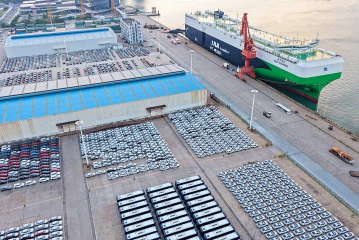 2025年8月19日，一艘大型滚装船靠泊连云港港口东方港务分公司汽车出口码头。