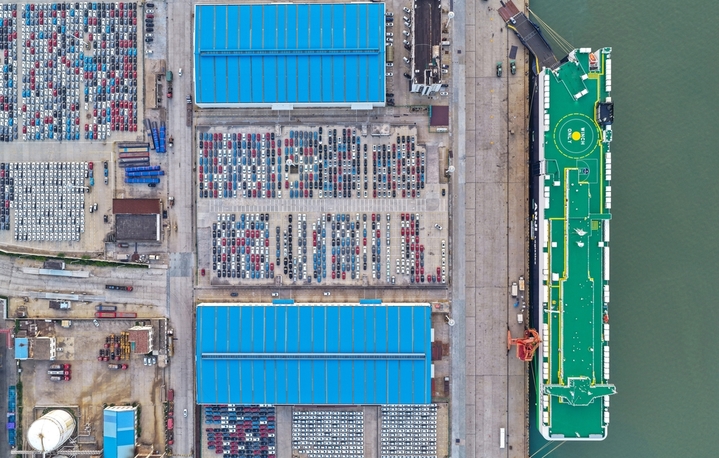 2025年8月19日，一艘大型滚装船靠泊连云港港口东方港务分公司汽车出口码头。