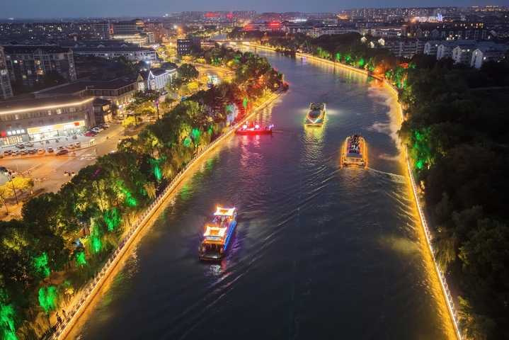 2025年8月20日，江苏省扬州市古运河夜景。
