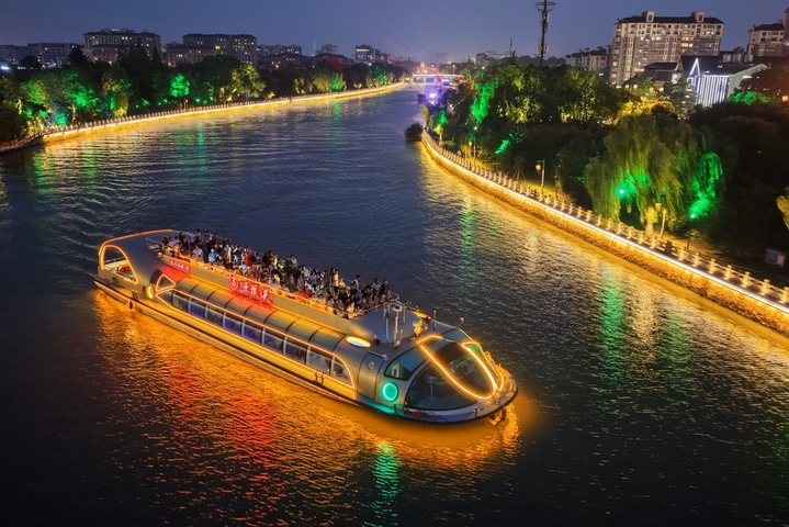 2025年8月20日，江苏省扬州市古运河夜景。
