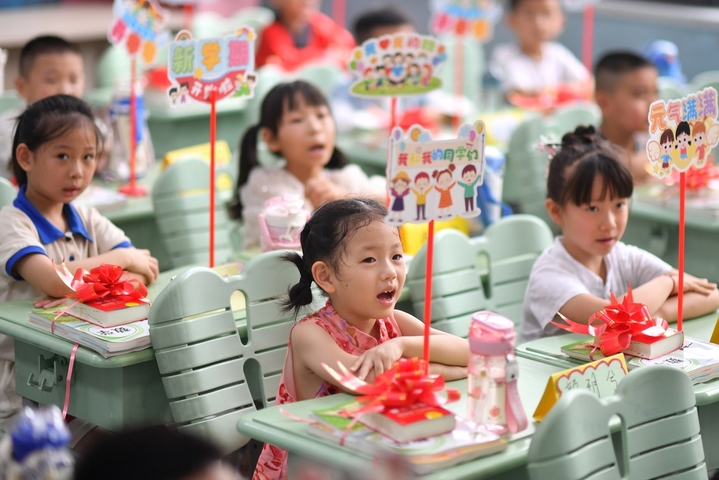 2025年8月30日，小朋友在山东省青岛市城阳区夏庄街道古镇小学开学日活动上背诵弟子规。

