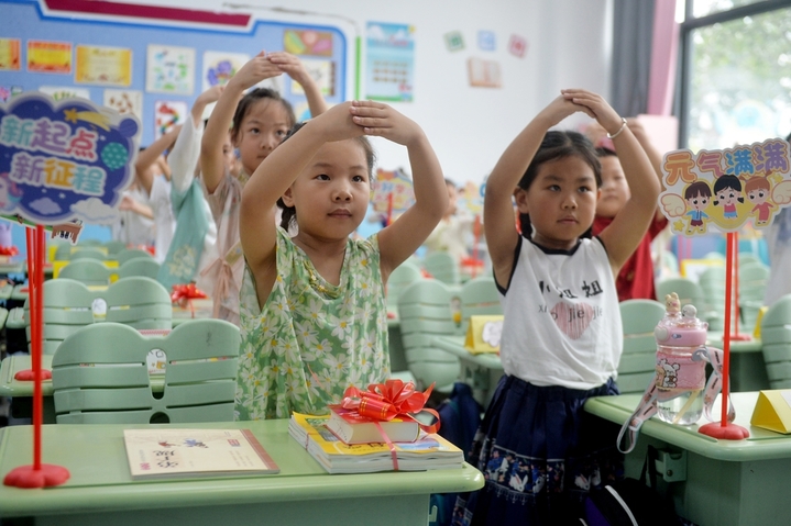 2025年8月30日，小朋友在山东省青岛市城阳区夏庄街道古镇小学开学日活动上学习拜师礼。

