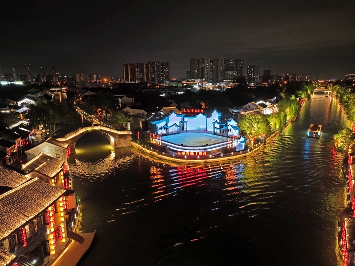 2025年9月23日，京杭运河江苏无锡段，夜晚的古运河景区游船穿梭、游人如织，丰富的历史遗存引来众多游客观景“打卡”。

