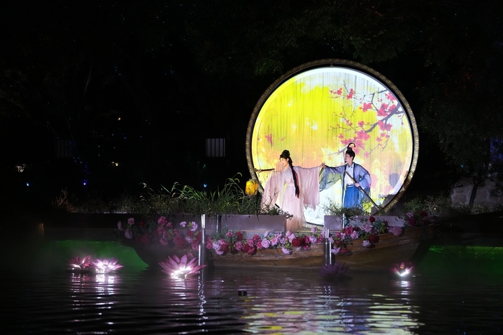 2025年9月23日，京杭运河江苏无锡段，夜晚的古运河景区游船穿梭、游人如织，丰富的历史遗存引来众多游客观景“打卡”。

