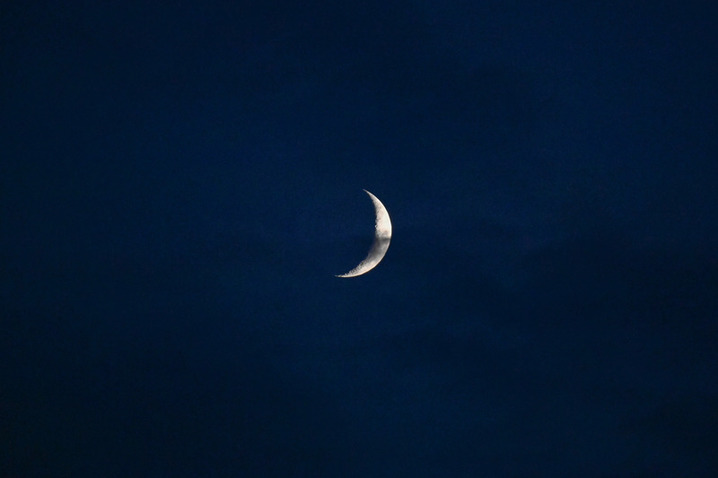 当日，天宇迎来本年度最小的一弯蛾眉月。所谓“年度最小蛾眉月”，指的是月相为蛾眉月时，月球同时运行至远地点附近，此时蛾眉月的视直径较小。