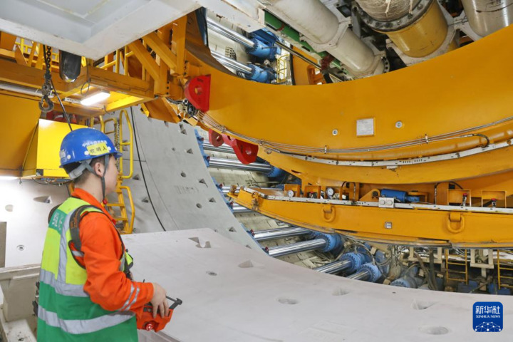 9月28日，施工人员在海太长江隧道工程施工现场拼装管片。