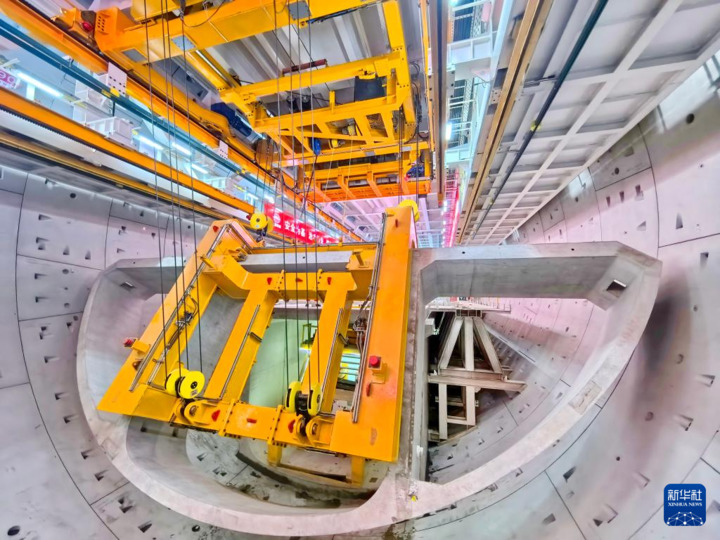 9月28日，施工人员在海太长江隧道工程施工现场拼装整体箱涵。