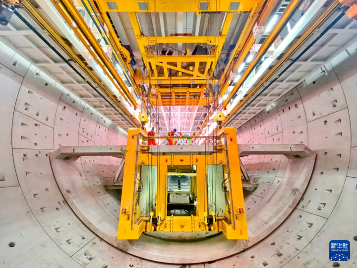 9月28日，在江苏省南通市海门区，由中铁十四局承建的海太长江隧道右线隧道盾构掘进突破2000米，达2026米。海太长江隧道位于江苏省长江入海口区域，北起南通海门区，南至苏州太仓市，全长39.07公里，其中过江隧道长11.185公里。9月28日，施工人员在海太长江隧道工程施工现场拼装整体箱涵。新华社发（许丛军摄）