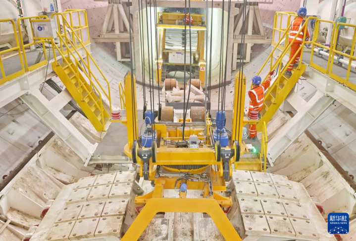 9月28日拍摄的海太长江隧道工程施工现场。