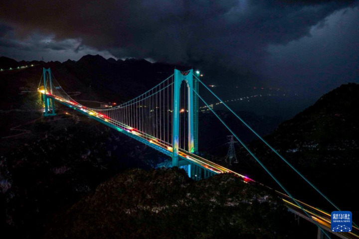 9月28日拍摄的夜幕下的贵州花江峡谷大桥（无人机照片）。