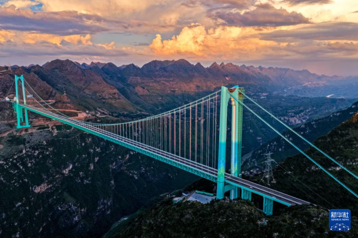 9月28日拍摄的夕阳下的贵州花江峡谷大桥（无人机照片）。