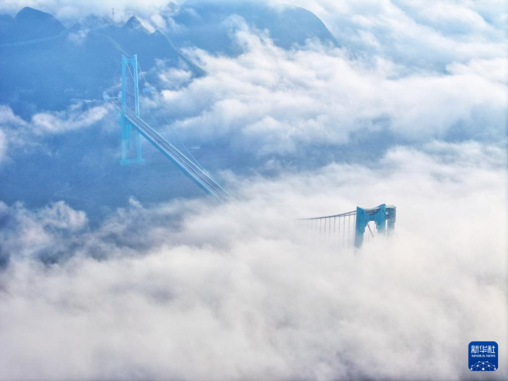 9月28日拍摄的云雾中的贵州花江峡谷大桥（无人机照片）。