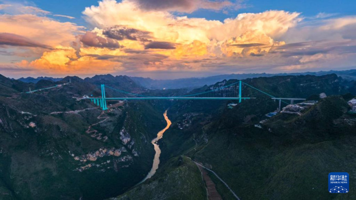 9月28日拍摄的夕阳下的贵州花江峡谷大桥（无人机照片）。