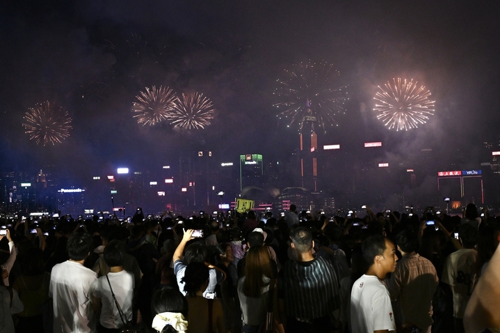 2025年10月1日晚，香港维多利亚港夜空上演主题为“维港烟花 闪耀中华”的盛大烟花汇演，庆祝新中国成立76周年。图为维港夜空上演的国庆烟花汇演。 