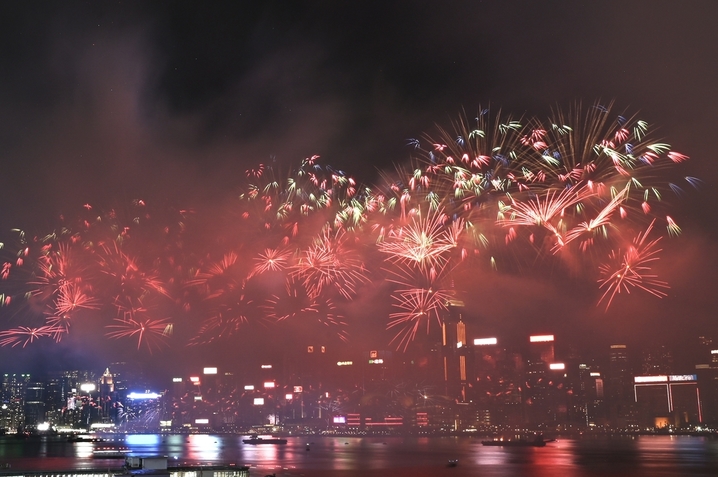 2025年10月1日晚，香港维多利亚港夜空上演主题为“维港烟花 闪耀中华”的盛大烟花汇演，庆祝新中国成立76周年。图为维港夜空上演的国庆烟花汇演。 
