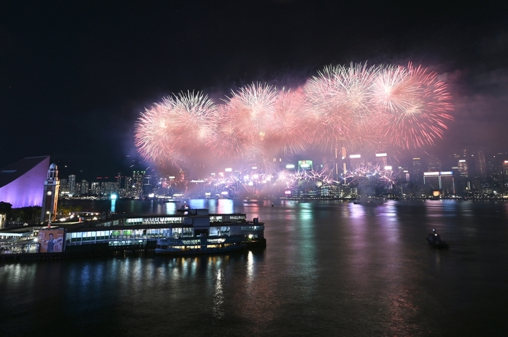 2025年10月1日晚，香港维多利亚港夜空上演主题为“维港烟花 闪耀中华”的盛大烟花汇演，庆祝新中国成立76周年。图为维港夜空上演的国庆烟花汇演。 