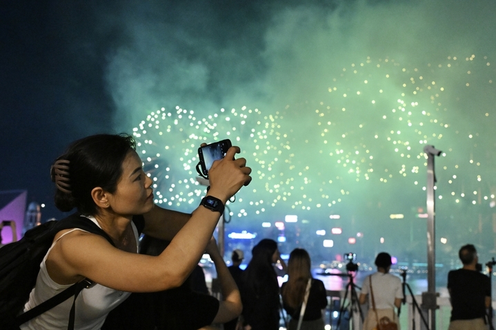 2025年10月1日晚，香港维多利亚港夜空上演主题为“维港烟花 闪耀中华”的盛大烟花汇演，庆祝新中国成立76周年。图为维港夜空上演的国庆烟花汇演。 