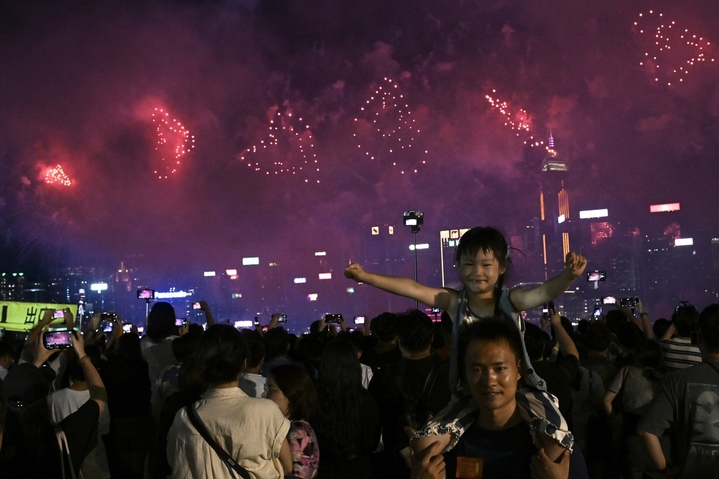 2025年10月1日晚，香港维多利亚港夜空上演主题为“维港烟花 闪耀中华”的盛大烟花汇演，庆祝新中国成立76周年。图为维港夜空上演的国庆烟花汇演。 