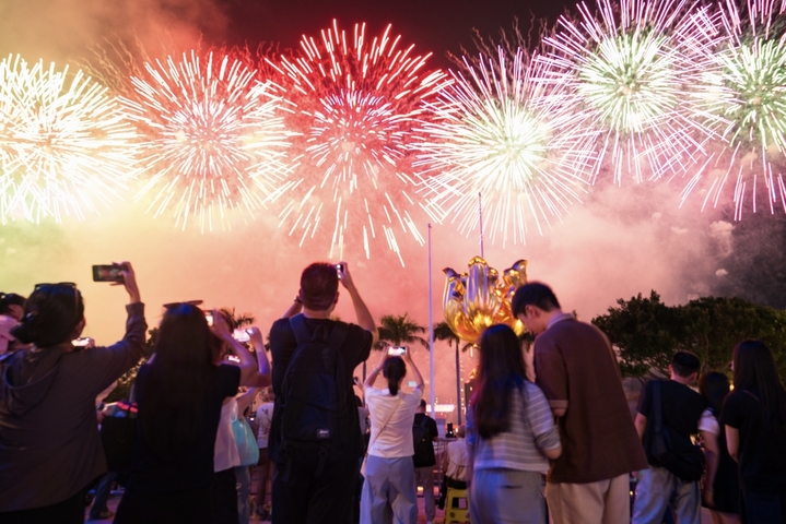2025年10月1日晚，香港维多利亚港夜空上演主题为“维港烟花 闪耀中华”的盛大烟花汇演，庆祝新中国成立76周年。图为维港夜空上演的国庆烟花汇演。 