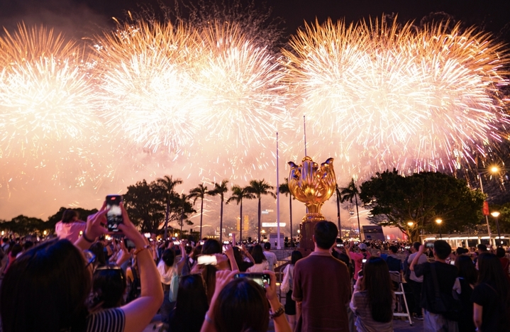 2025年10月1日晚，香港维多利亚港夜空上演主题为“维港烟花 闪耀中华”的盛大烟花汇演，庆祝新中国成立76周年。图为维港夜空上演的国庆烟花汇演。 中新社记者 李志华/IC photo