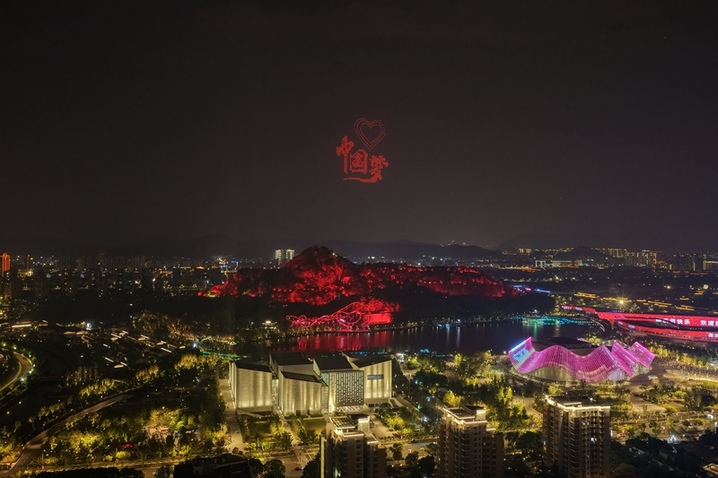 2025年10月1日，江苏苏州，数百架无人机在苏州高新区狮山文化广场升空，庆祝新中国76华诞。视觉中国