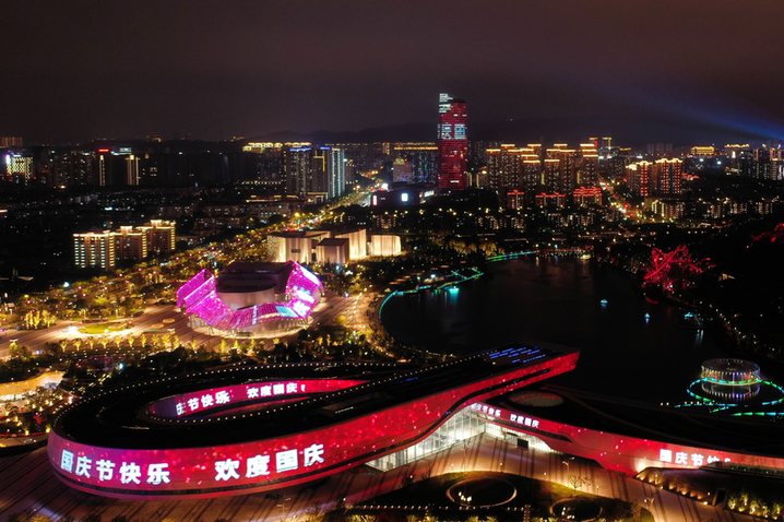 2025年9月29日，江苏苏州，狮山文化广场灯火璀璨，用“中国红”点亮城市夜空，为祖国华诞献上绚烂的祝福。