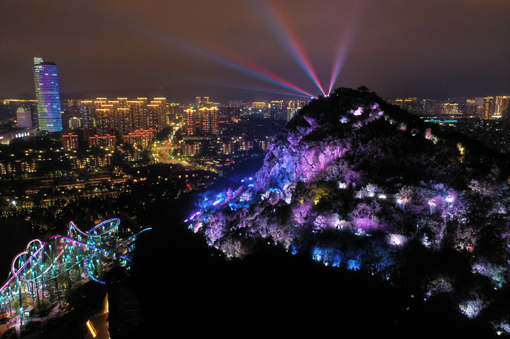 2025年9月29日，江苏苏州，狮山文化广场灯火璀璨，用“中国红”点亮城市夜空，为祖国华诞献上绚烂的祝福。