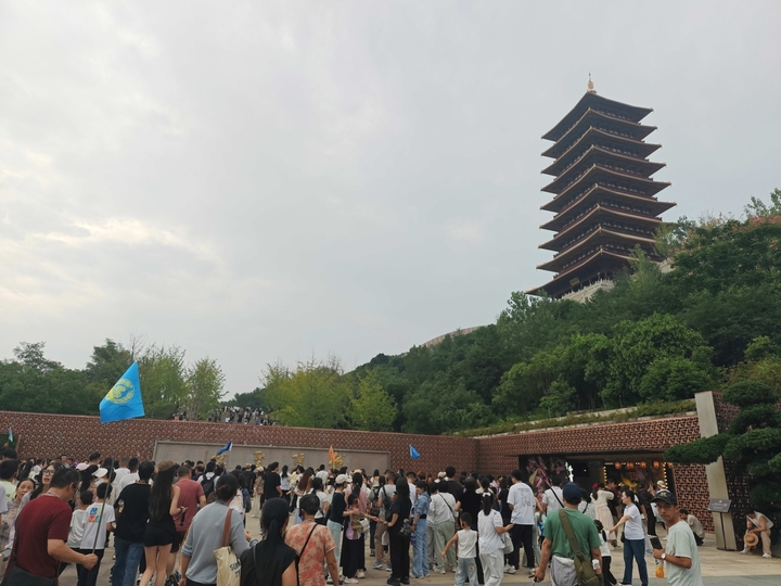 2025年10月2日，在江苏省南京市，不少游客在国庆假期走进南京市牛首山文化旅游区，欣赏佛顶宫、佛顶寺等独特的风景。牛首山又名天阙山，是金陵四大名胜之一，牛首山素有“春牛首”之美誉，现在是佛顶骨舍利长期供奉地，融合历史、人文、艺术、景观等。
