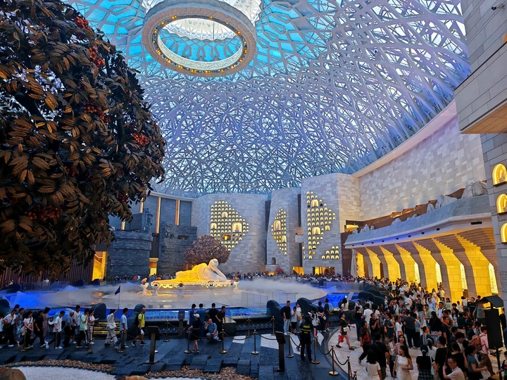 2025年10月2日，在江苏省南京市，不少游客在国庆假期走进南京市牛首山文化旅游区，欣赏佛顶宫、佛顶寺等独特的风景。牛首山又名天阙山，是金陵四大名胜之一，牛首山素有“春牛首”之美誉，现在是佛顶骨舍利长期供奉地，融合历史、人文、艺术、景观等。
