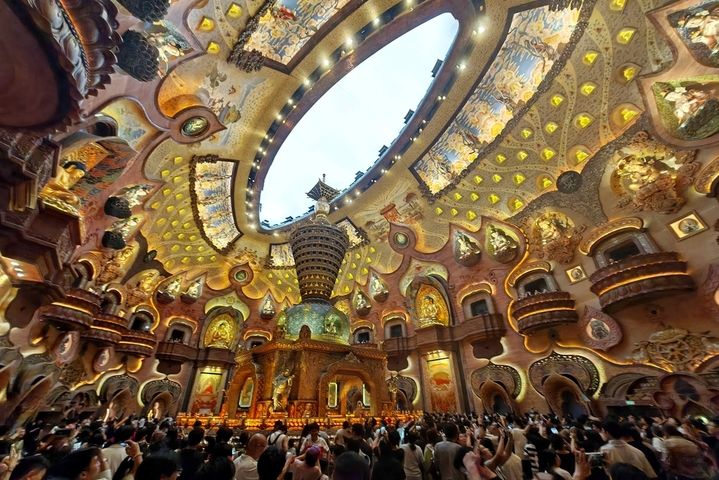 2025年10月2日，在江苏省南京市，不少游客在国庆假期走进南京市牛首山文化旅游区，欣赏佛顶宫、佛顶寺等独特的风景。牛首山又名天阙山，是金陵四大名胜之一，牛首山素有“春牛首”之美誉，现在是佛顶骨舍利长期供奉地，融合历史、人文、艺术、景观等。
