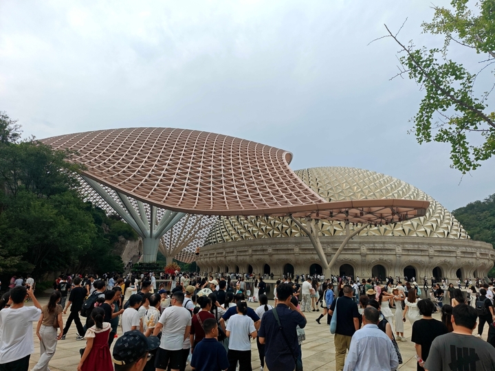 2025年10月2日，在江苏省南京市，不少游客在国庆假期走进南京市牛首山文化旅游区，欣赏佛顶宫、佛顶寺等独特的风景。牛首山又名天阙山，是金陵四大名胜之一，牛首山素有“春牛首”之美誉，现在是佛顶骨舍利长期供奉地，融合历史、人文、艺术、景观等。
