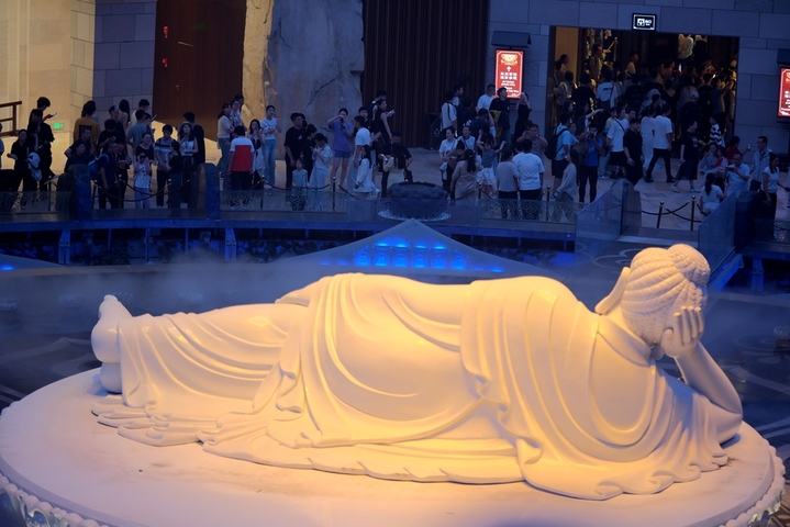 2025年10月2日，在江苏省南京市，不少游客在国庆假期走进南京市牛首山文化旅游区，欣赏佛顶宫、佛顶寺等独特的风景。牛首山又名天阙山，是金陵四大名胜之一，牛首山素有“春牛首”之美誉，现在是佛顶骨舍利长期供奉地，融合历史、人文、艺术、景观等。
