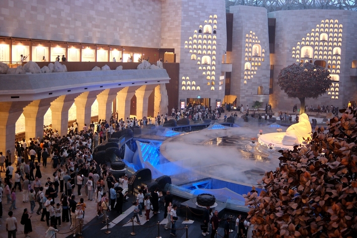 2025年10月2日，在江苏省南京市，不少游客在国庆假期走进南京市牛首山文化旅游区，欣赏佛顶宫、佛顶寺等独特的风景。牛首山又名天阙山，是金陵四大名胜之一，牛首山素有“春牛首”之美誉，现在是佛顶骨舍利长期供奉地，融合历史、人文、艺术、景观等。
