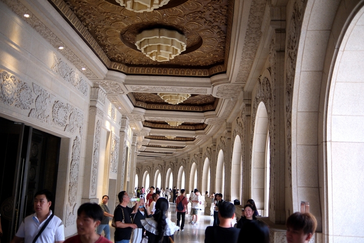 2025年10月2日，在江苏省南京市，不少游客在国庆假期走进南京市牛首山文化旅游区，欣赏佛顶宫、佛顶寺等独特的风景。牛首山又名天阙山，是金陵四大名胜之一，牛首山素有“春牛首”之美誉，现在是佛顶骨舍利长期供奉地，融合历史、人文、艺术、景观等。
