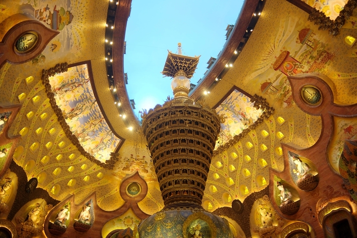 2025年10月2日，在江苏省南京市，不少游客在国庆假期走进南京市牛首山文化旅游区，欣赏佛顶宫、佛顶寺等独特的风景。牛首山又名天阙山，是金陵四大名胜之一，牛首山素有“春牛首”之美誉，现在是佛顶骨舍利长期供奉地，融合历史、人文、艺术、景观等。来源：徐培钦/IC photo
