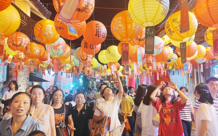 2025年10月2日晚，江西省吉安市永丰县恩江古城下西坊历史文化街区，市民在迎中秋灯谜竞猜活动上猜灯谜。2025年10月2日，江西省吉安市永丰县在恩江古城举行迎中秋灯谜竞猜活动，吸引众多市民和游客参与，感受传统民俗魅力，喜迎中秋佳节。
