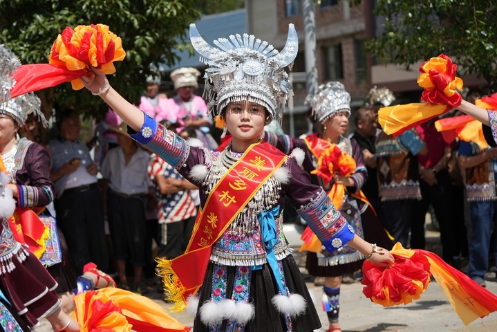 2025年10月2日，在广西柳州市融水苗族自治县安太乡洞安侗寨，侗家女表演芦笙舞。
