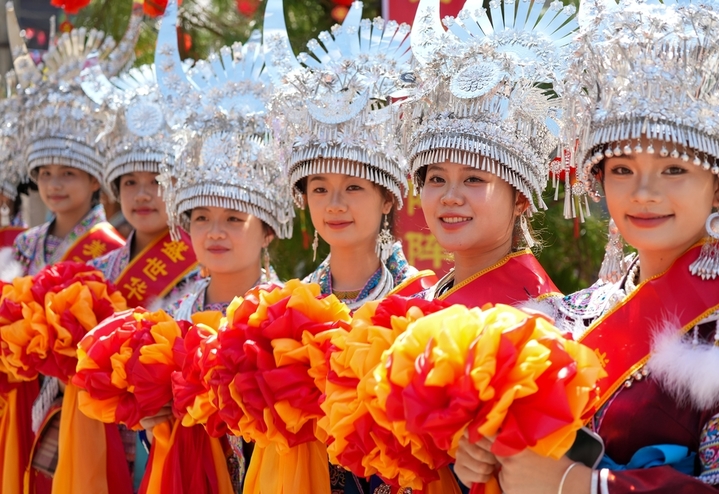 2025年10月2日，在广西柳州市融水苗族自治县安太乡洞安侗寨，侗家姑娘列队欢迎城里来的“同年”。
