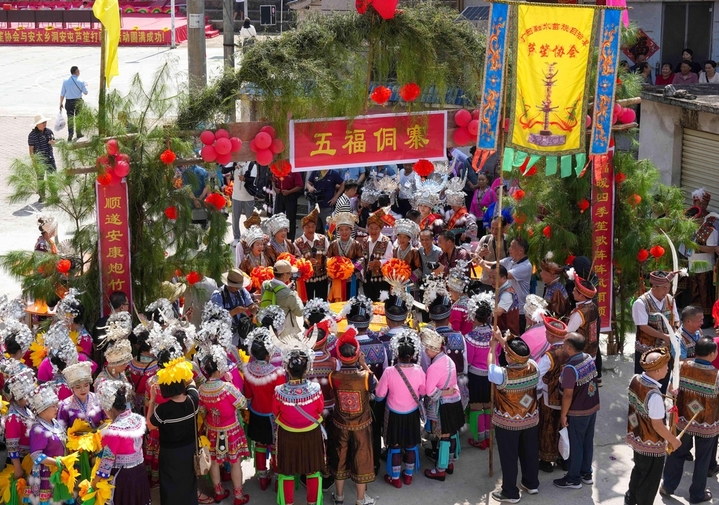 2025年10月2日，在广西柳州市融水苗族自治县安太乡洞安侗寨，寨里的歌手向城里来的“同年”唱拦门歌。

